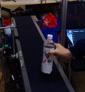 流水線側面安裝智能讀碼器，數(shù)據(jù)自動比對，掃碼成功綠燈亮，掃不上 / 混料立即紅燈報警 + 停機，從源頭防錯料，提升生產(chǎn)效率.png